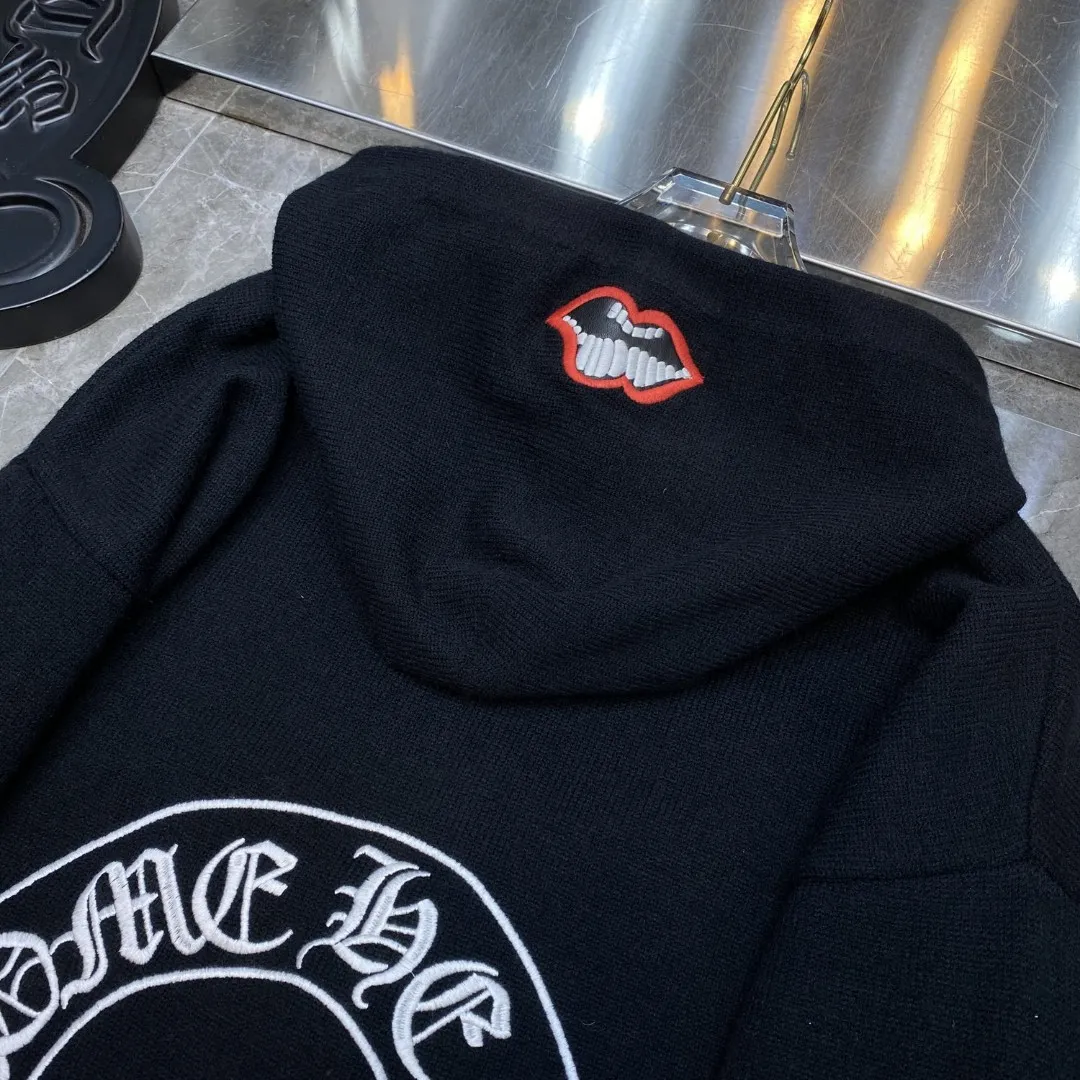 P316 Chrome Hearts 🍁Autumn and winter sweater series🍁 Heavy-duty colorful sweater with red mouth embroidery on both arms, 20 pieces of imported color patchwork leather on both sleeves ➕Tajima machine embroidery process, selected high-quality wool blended knitted fabric, non-market ordinary version 🌈Recommended color: black 🌈Cardage: S, M, L, XL